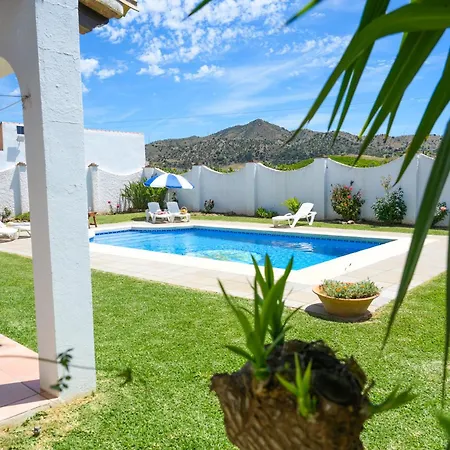 Amplia Con Precioso Jardin Cerca De Capital. Holiday home Malaga