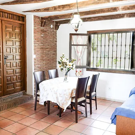 Amplia Con Precioso Jardin Cerca De Capital. Holiday home *