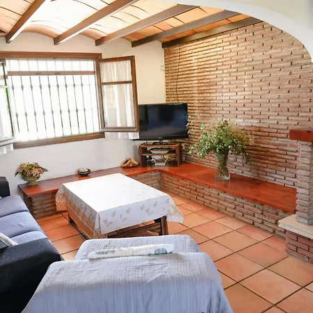 Amplia Con Precioso Jardin Cerca De Capital.